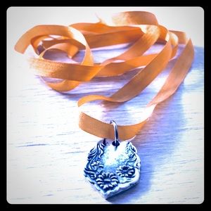VICTORIAN PENDANT ON SILK RIBBON